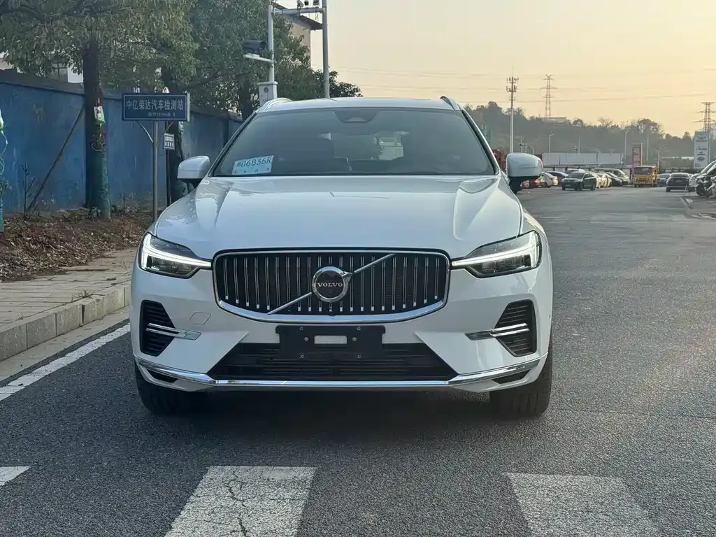 Volvo XC60 PHEV — фото 3