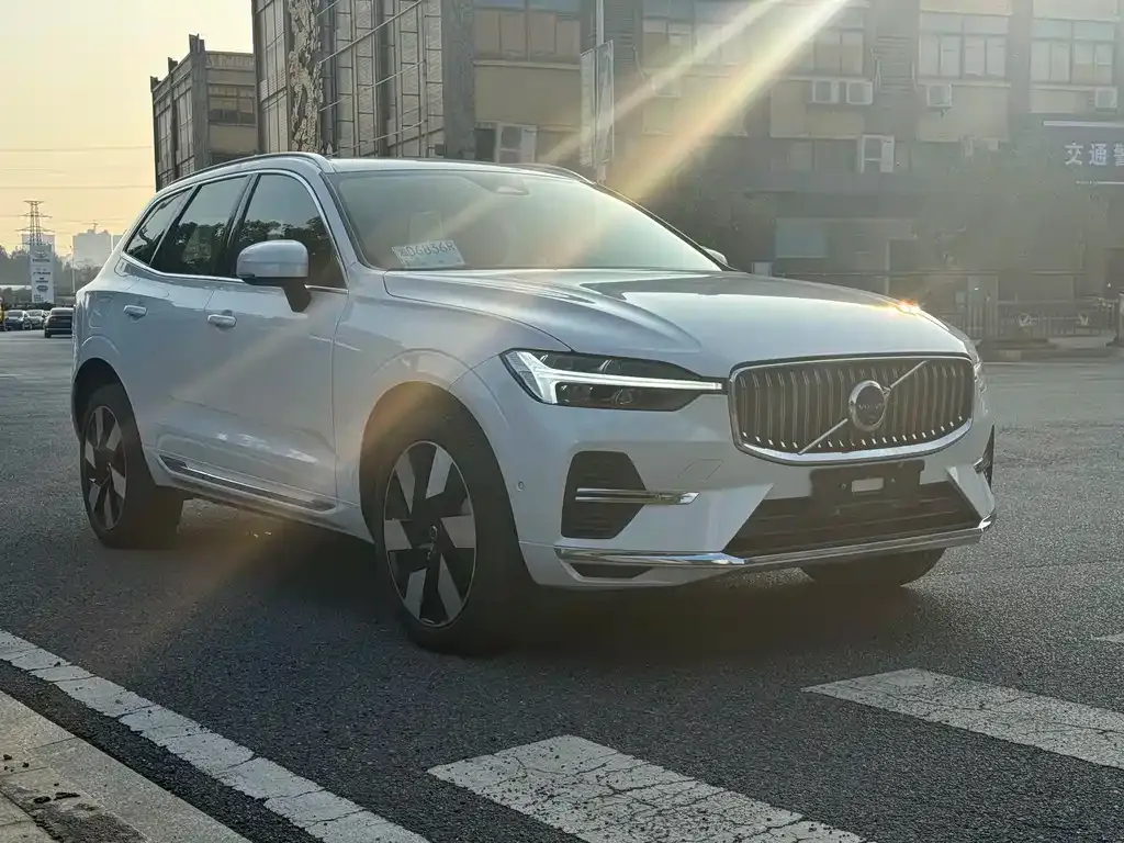 Volvo XC60 PHEV — фото 2