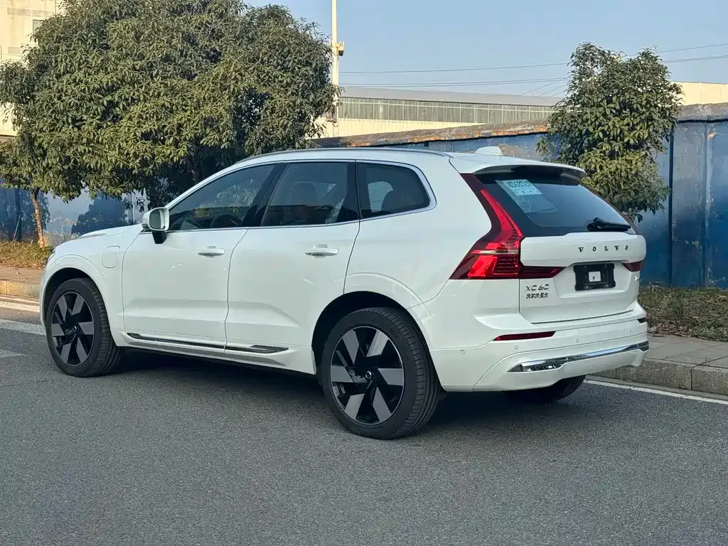 Volvo XC60 PHEV — фото 8