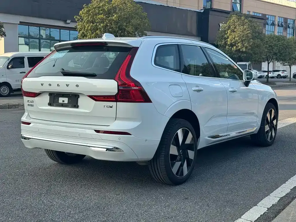 Volvo XC60 PHEV — фото 4