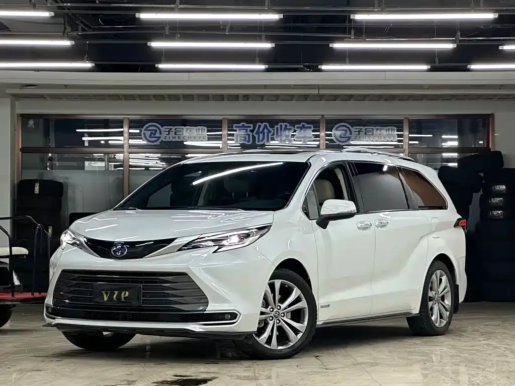 Toyota Sienna — фото 1
