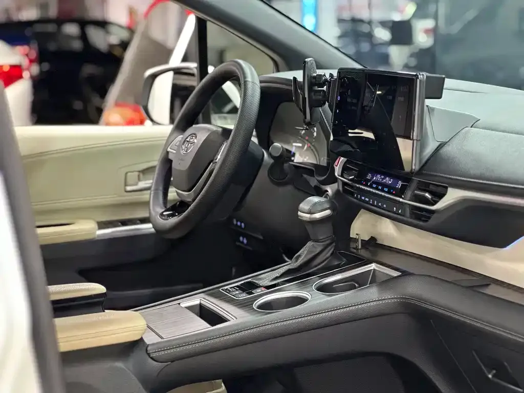 Toyota Sienna — фото 8