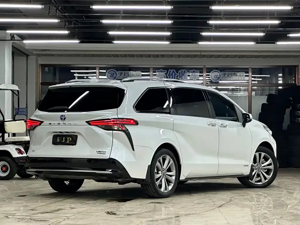 Toyota Sienna — фото 5