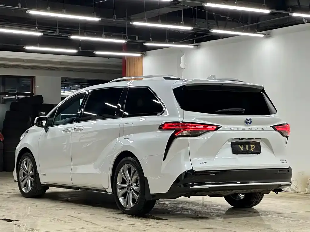 Toyota Sienna — фото 2