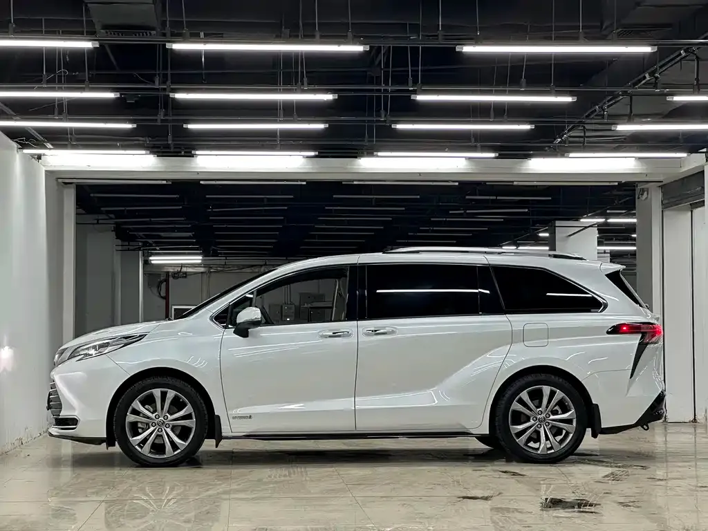 Toyota Sienna — фото 7