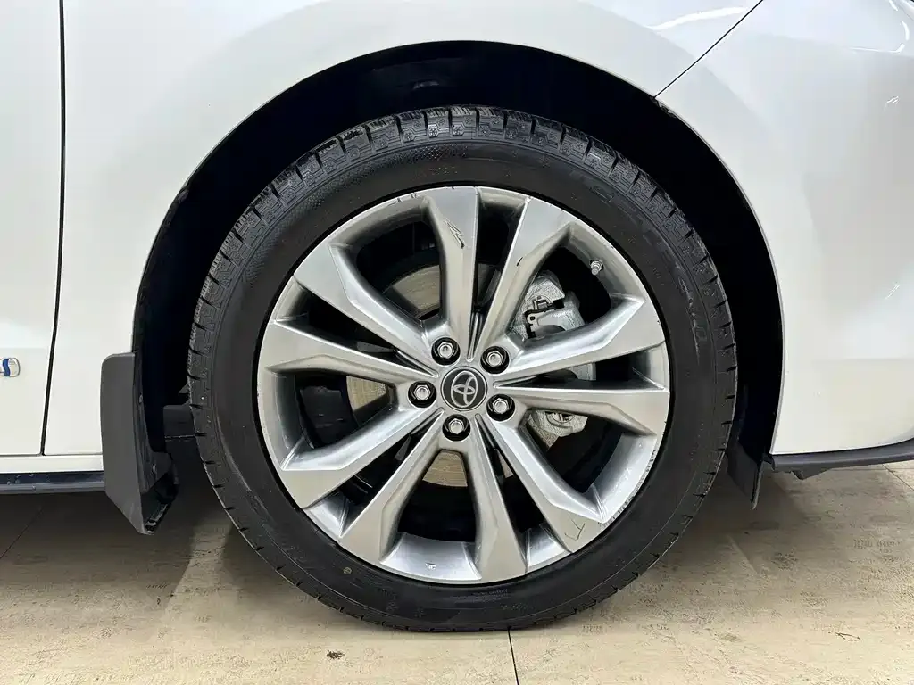 Toyota Sienna — фото 9