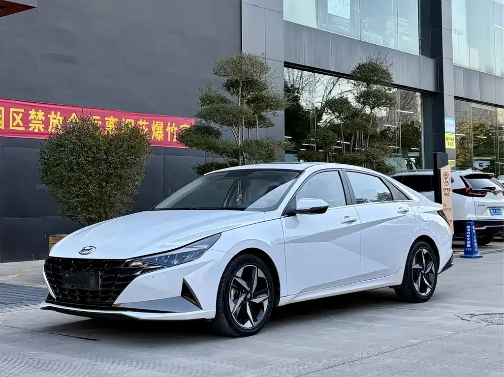 Hyundai Elantra — фото 1