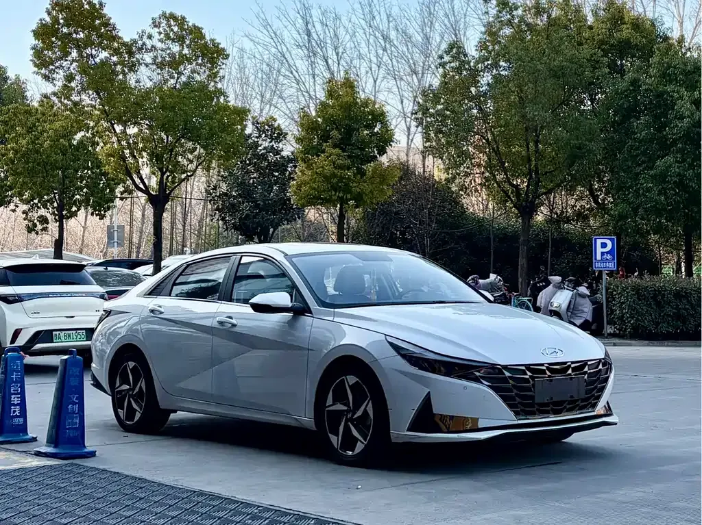 Hyundai Elantra — фото 7