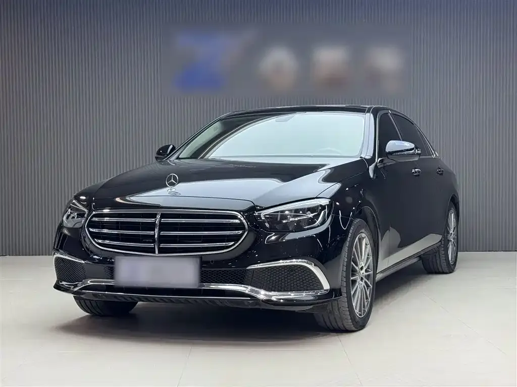 Mercedes-Benz E-Class — фото 1