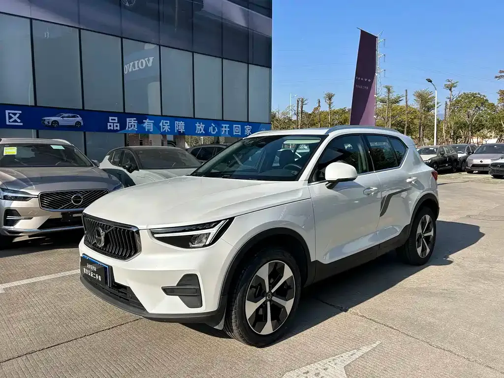 Volvo XC40 — фото 1