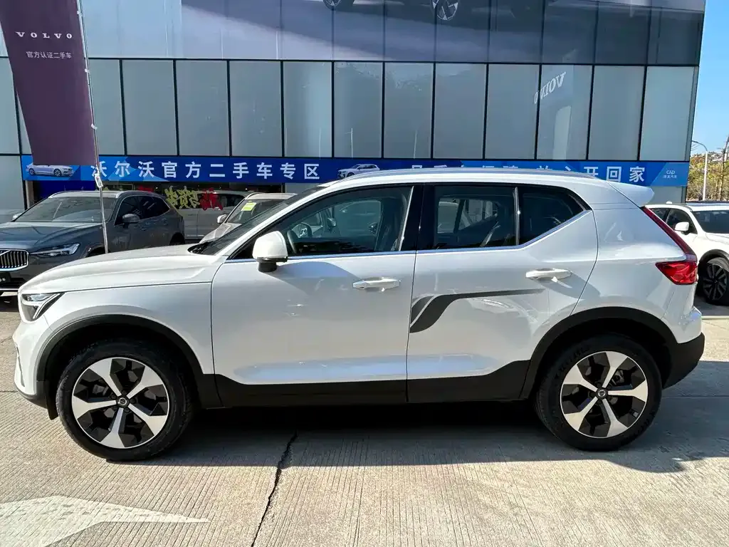 Volvo XC40 — фото 8
