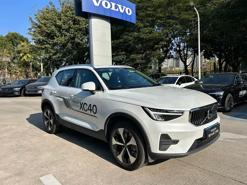 Volvo XC40 — фото 5