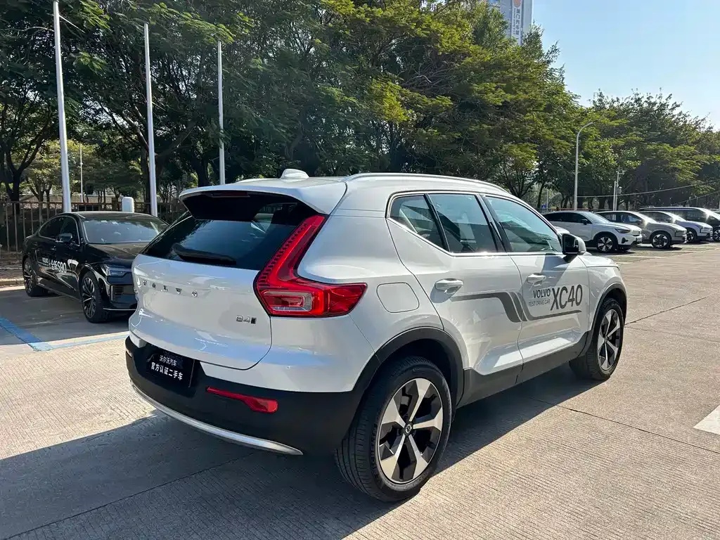 Volvo XC40 — фото 10