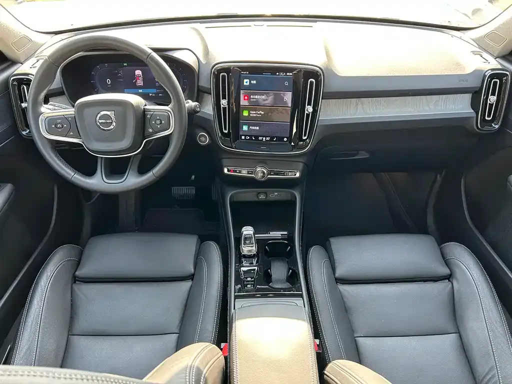 Volvo XC40 — фото 9