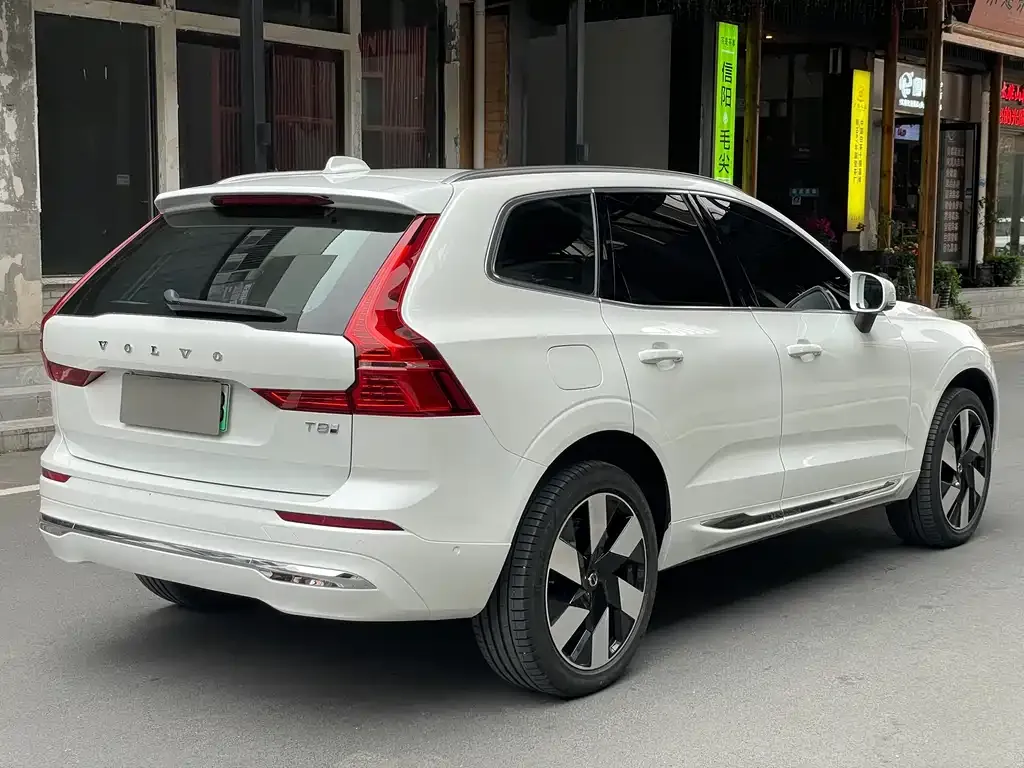 Volvo XC60 PHEV — фото 8