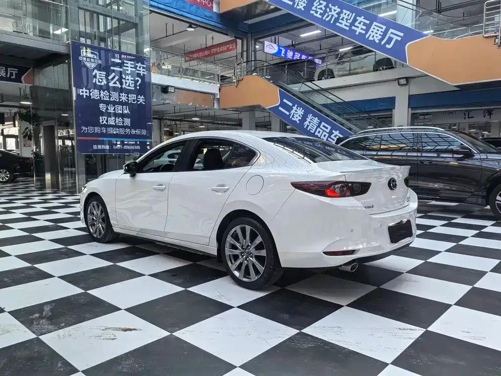 Mazda 3 Axela — фото 10