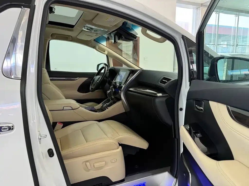 Toyota Vellfire — фото 6