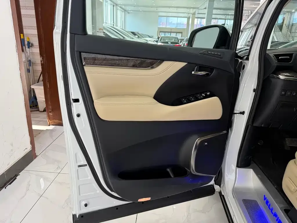 Toyota Vellfire — фото 3