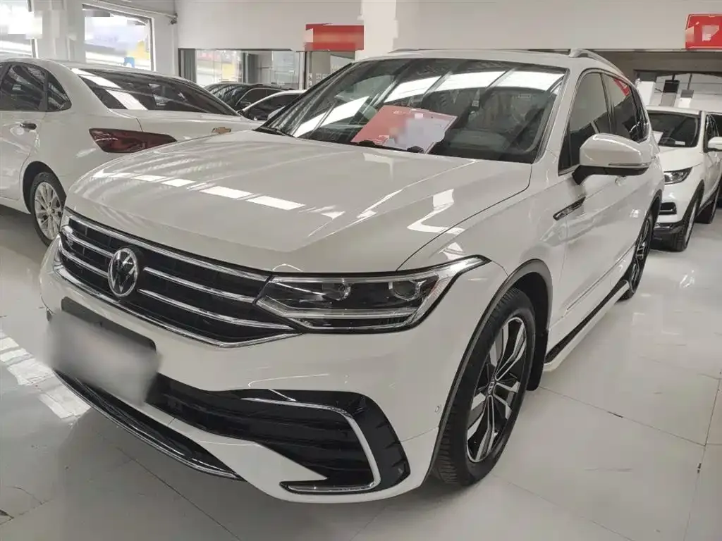 Volkswagen Tiguan L — фото 1