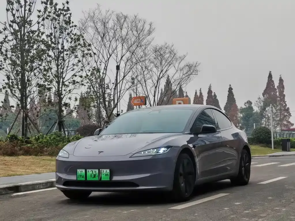 Tesla Model 3 — фото 1