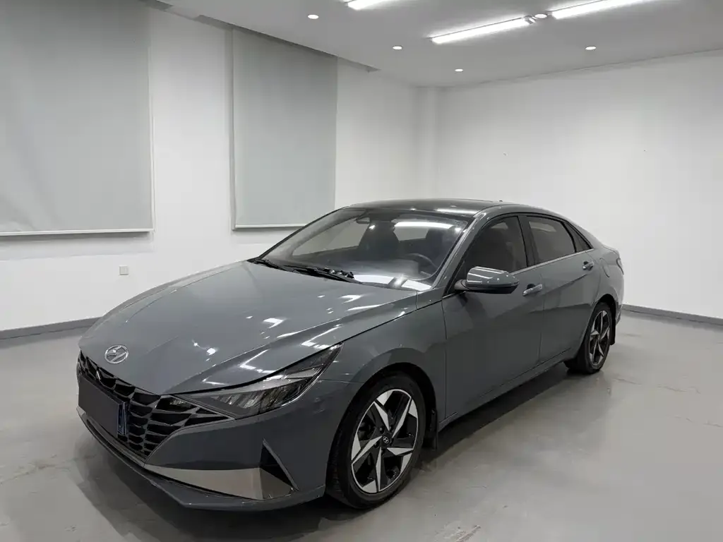 Hyundai Elantra — фото 1