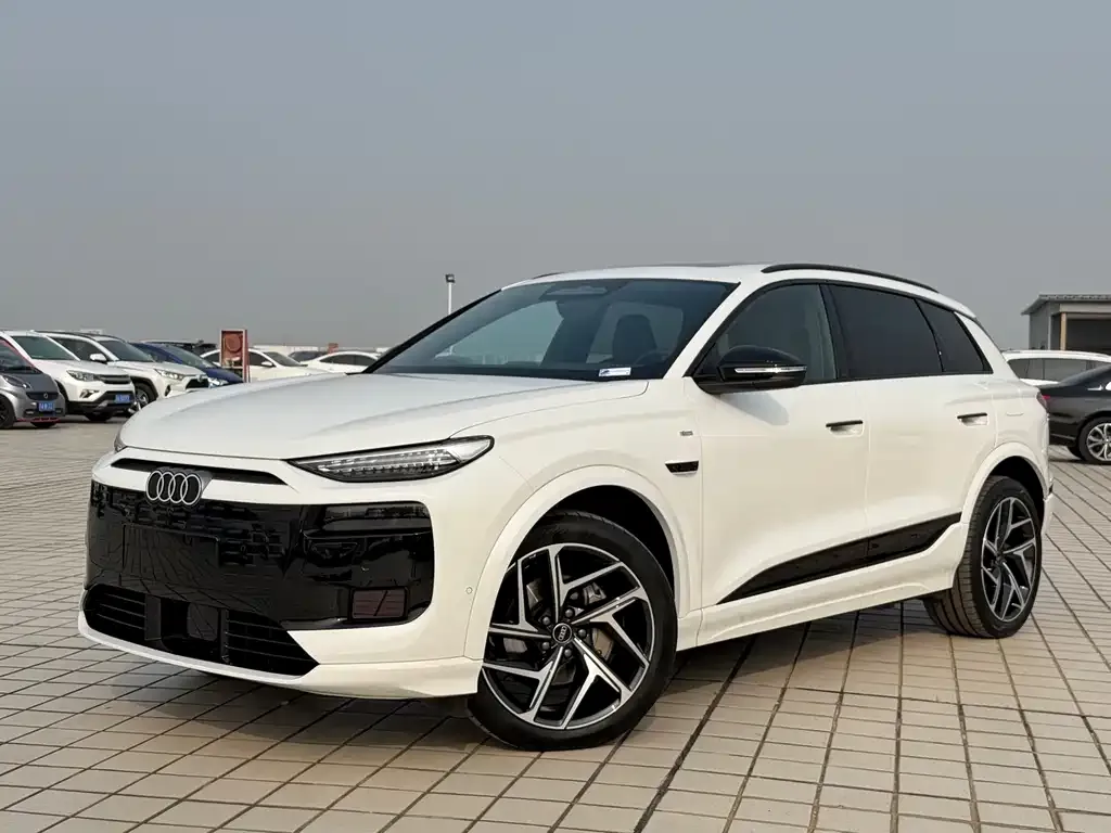 Audi Q6L e-tron — фото 1
