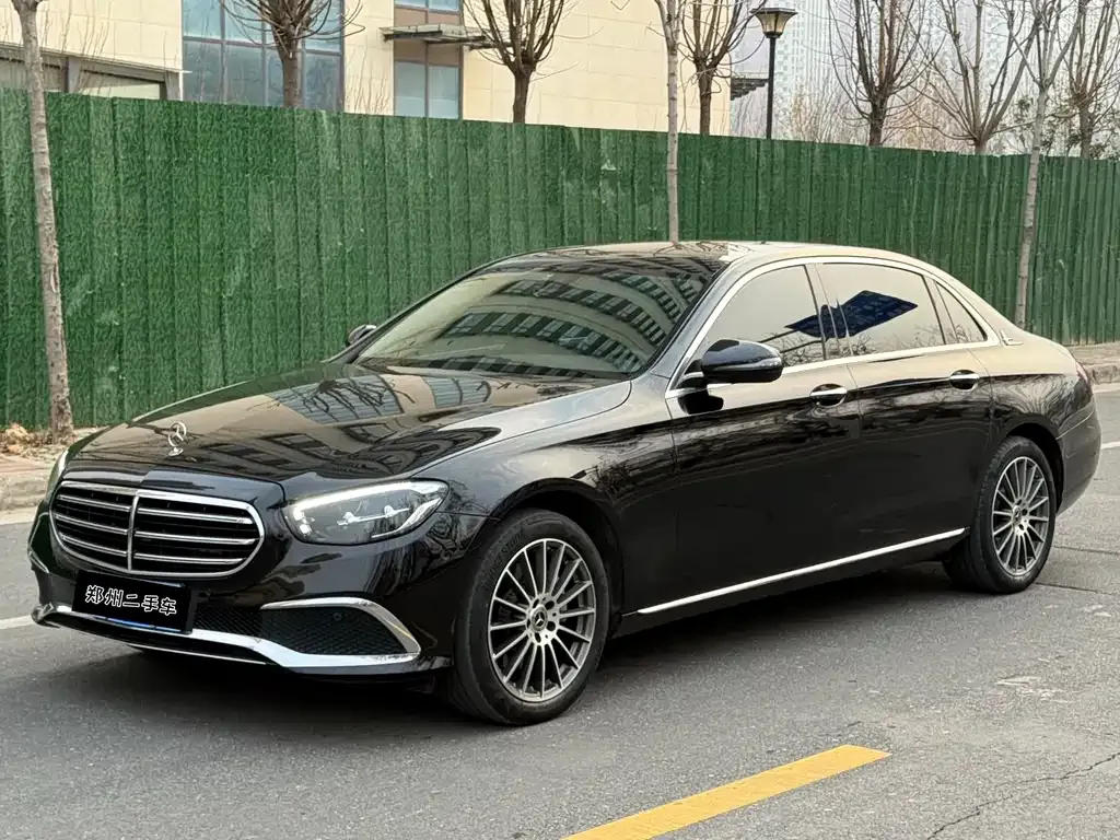 Mercedes-Benz E-Class — фото 1