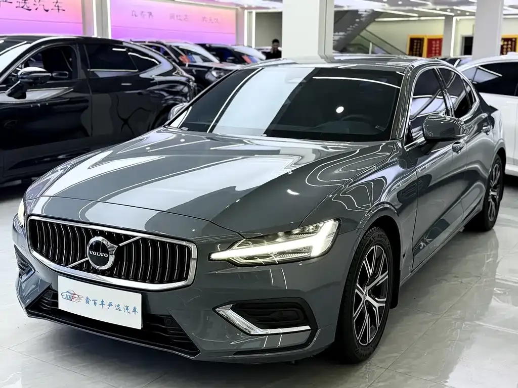 Volvo S60 — фото 1