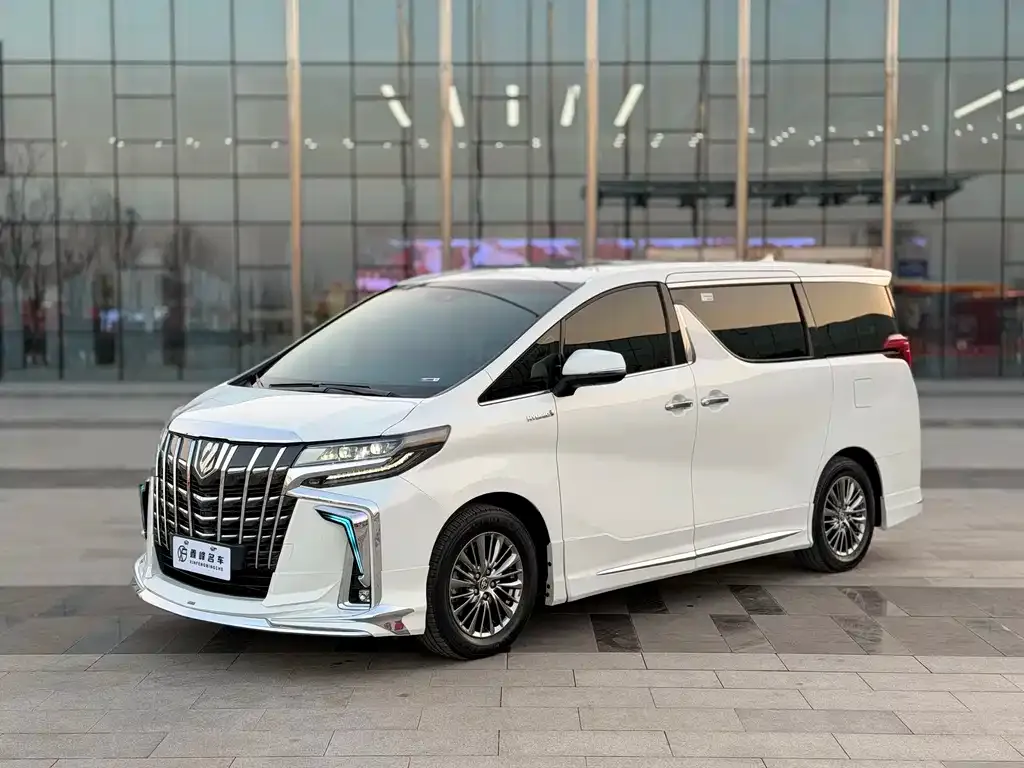 Toyota Alphard — фото 1