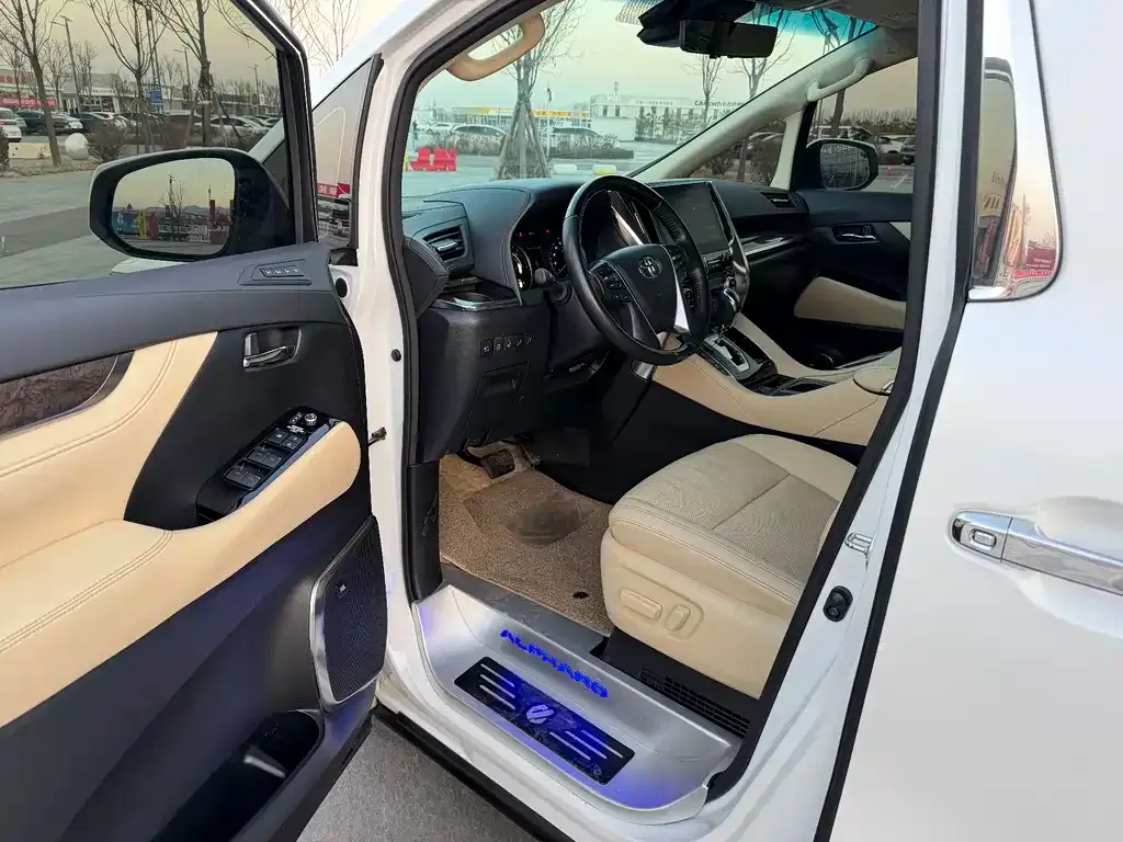 Toyota Alphard — фото 5