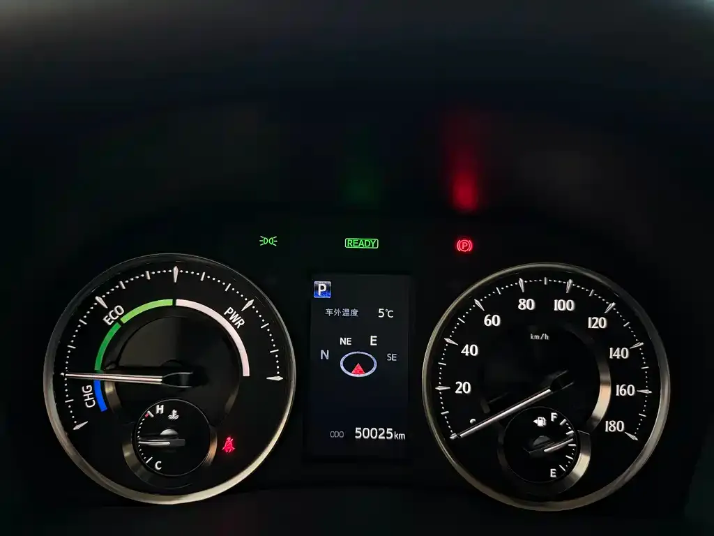 Toyota Alphard — фото 2
