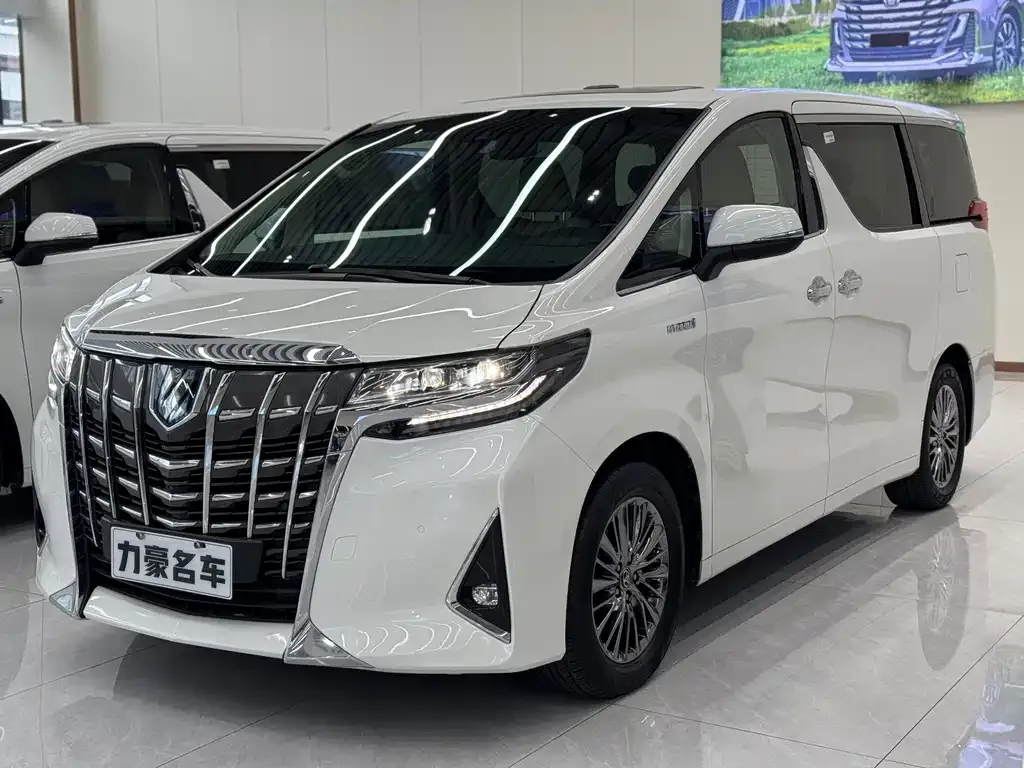Toyota Alphard — фото 1