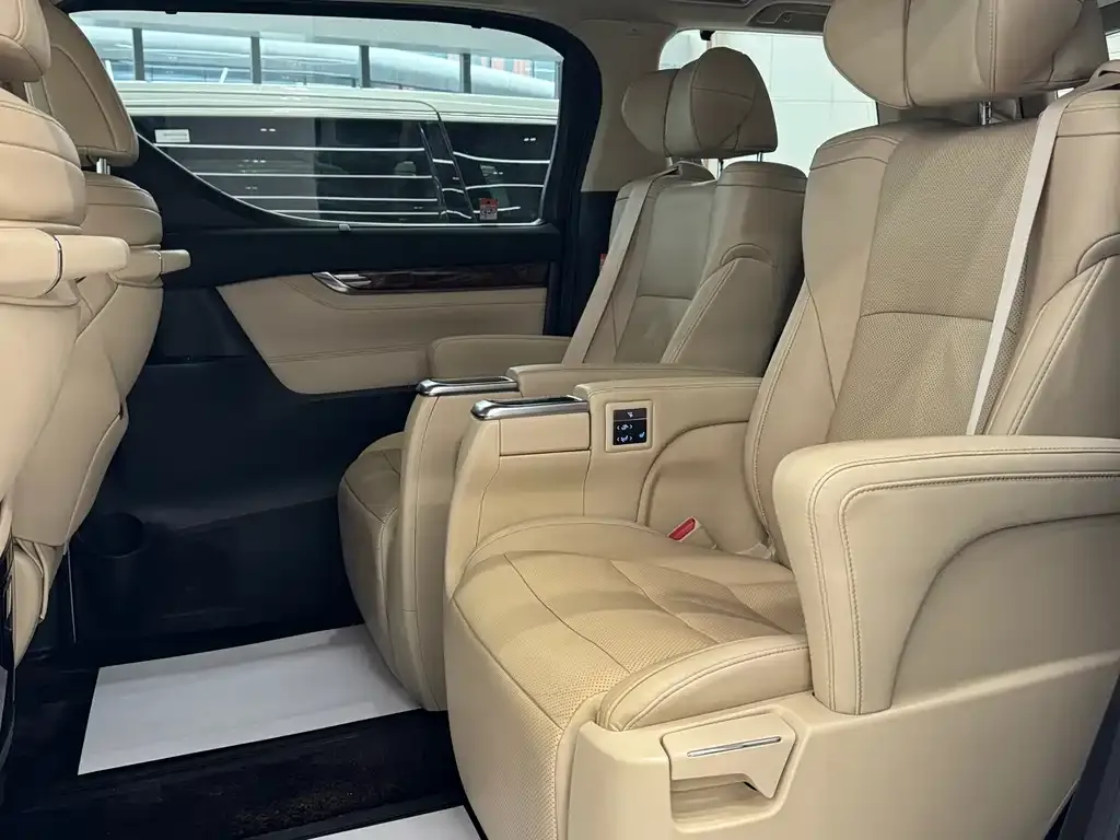 Toyota Alphard — фото 2