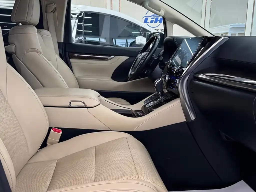 Toyota Alphard — фото 5