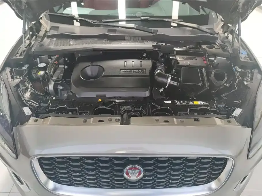 Jaguar E-PACE — фото 10