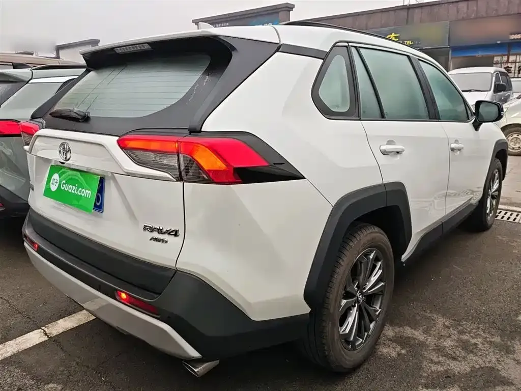 Toyota RAV4 — фото 7