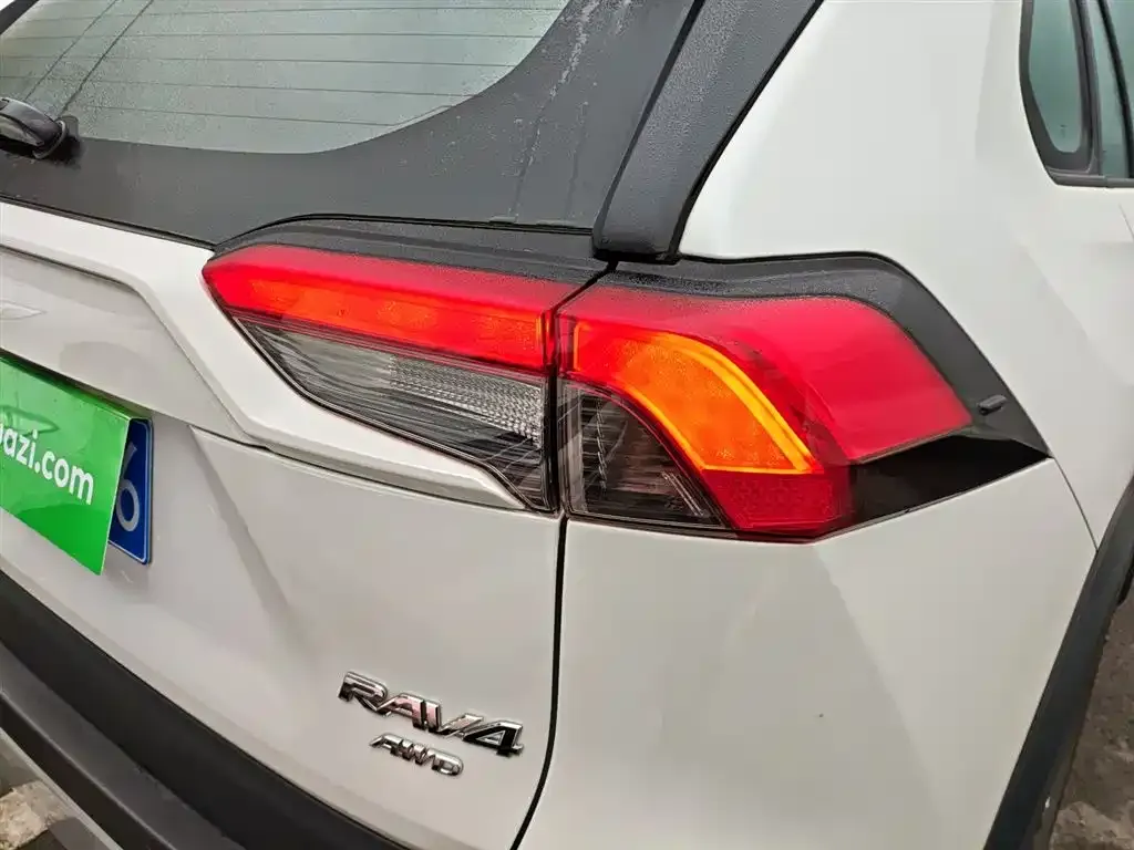 Toyota RAV4 — фото 8