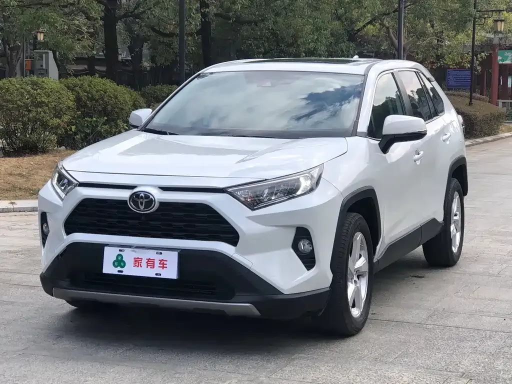 Toyota RAV4 — фото 1