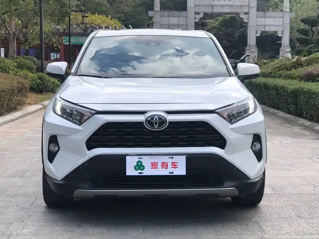 Toyota RAV4 — фото 5