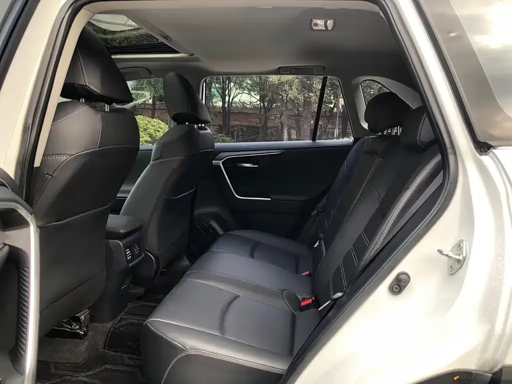 Toyota RAV4 — фото 2