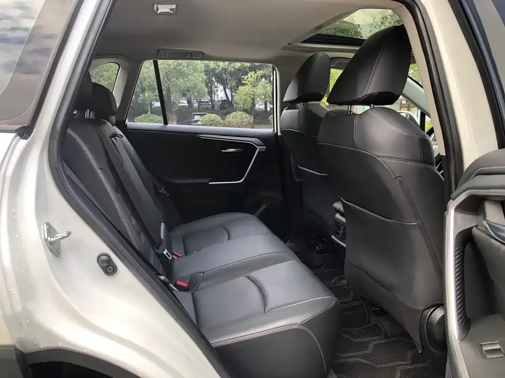 Toyota RAV4 — фото 8