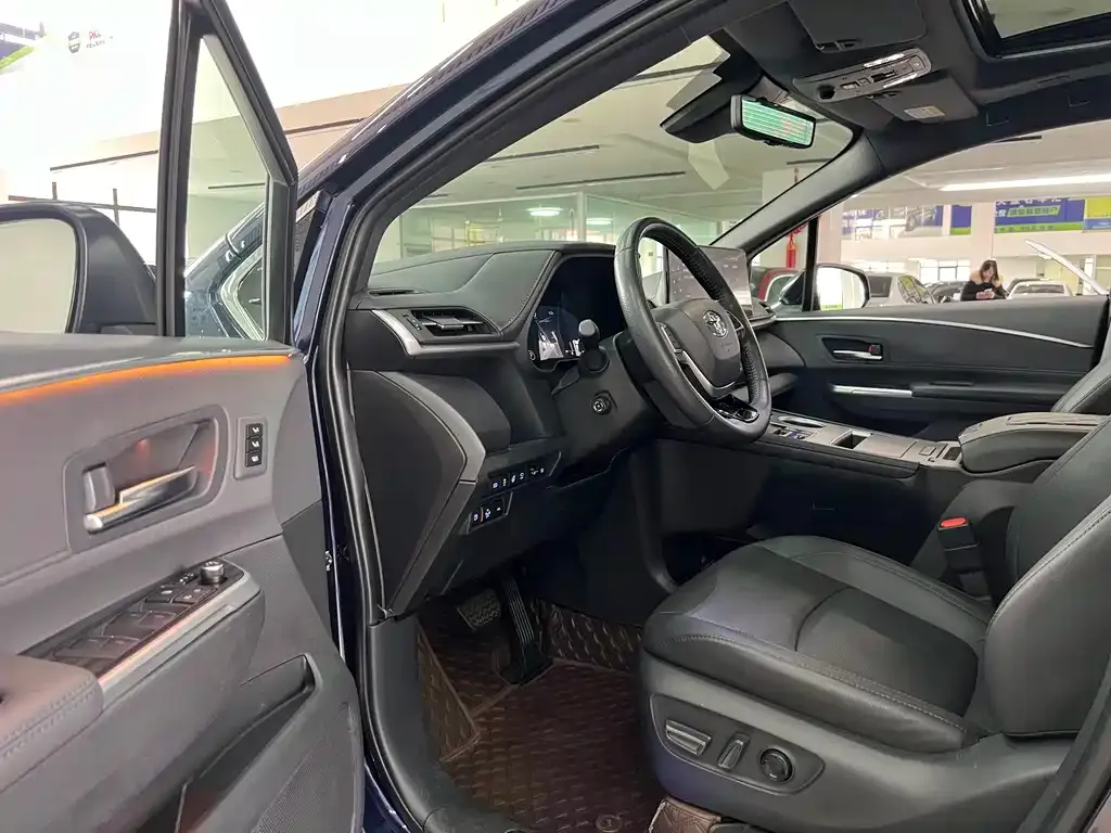Toyota Sienna — фото 9