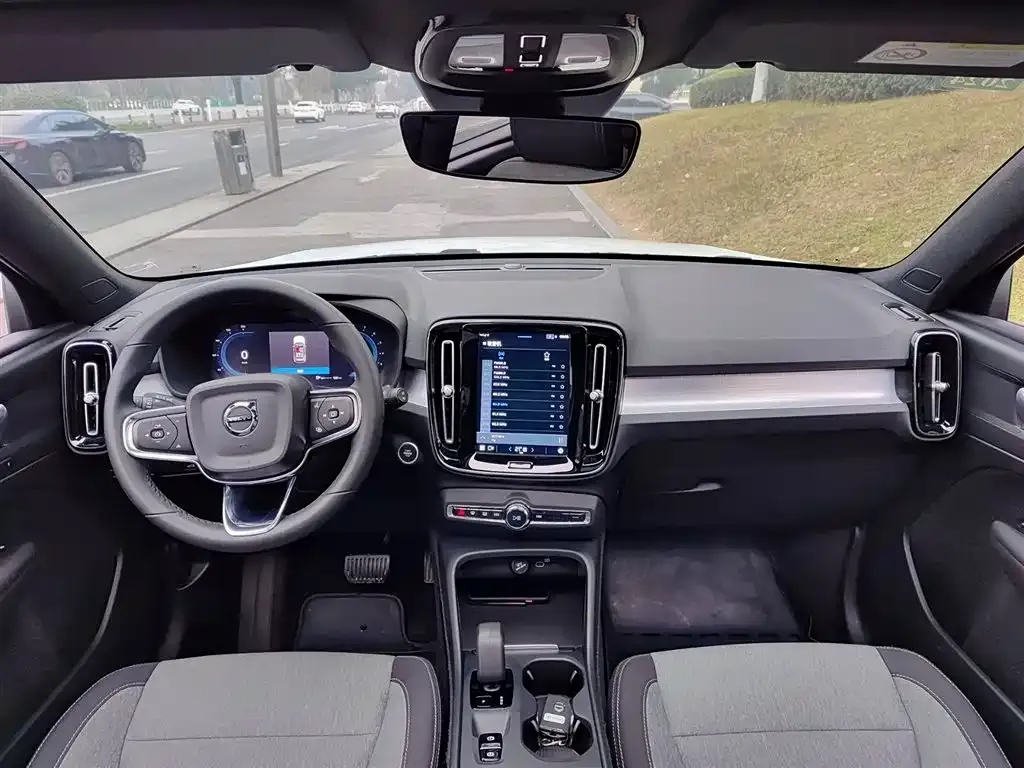 Volvo XC40 — фото 10