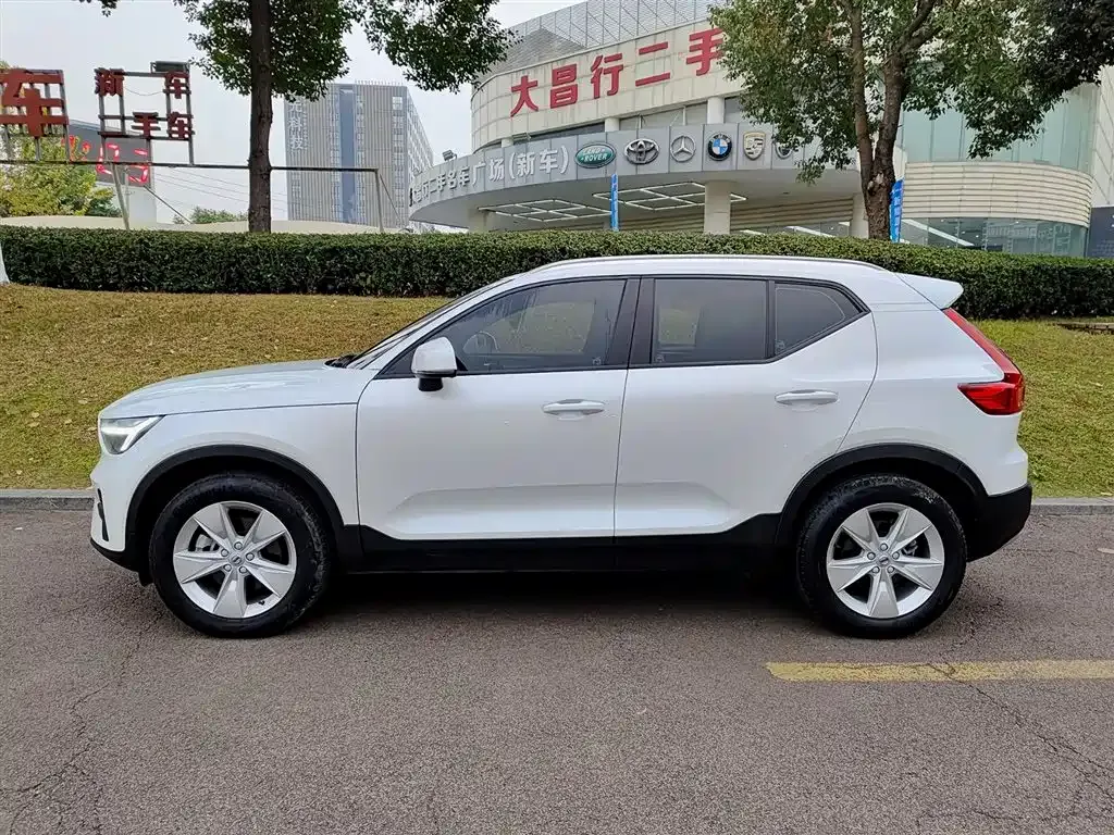 Volvo XC40 — фото 8