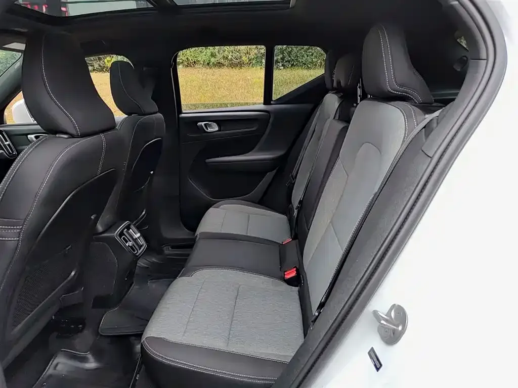 Volvo XC40 — фото 4