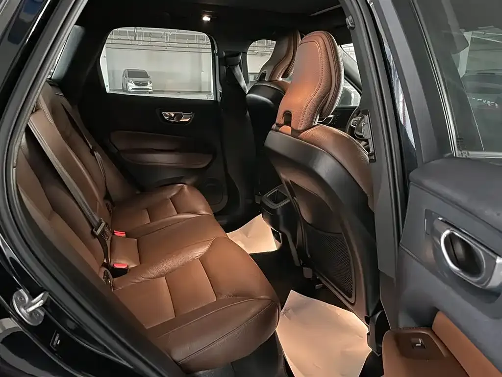 Volvo XC60 — фото 10
