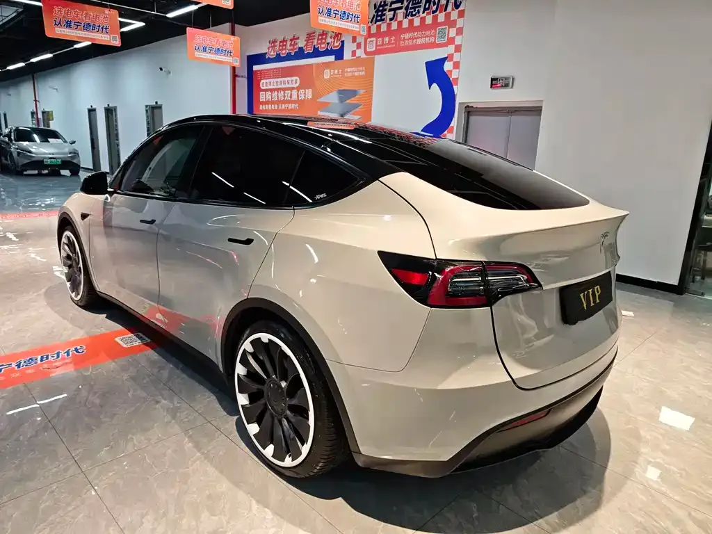 Tesla Model Y — фото 8