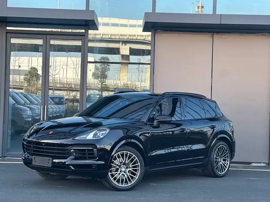 Porsche Cayenne — фото 1