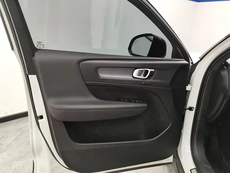 Volvo XC40 — фото 10