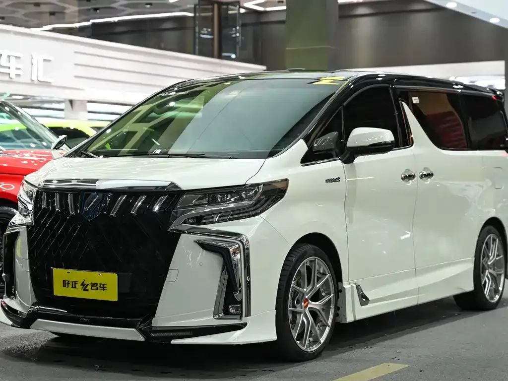 Toyota Alphard — фото 1